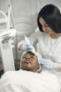 Scopri di più sull'articolo Estetica Oncologica: Cura Mani e Unghie Durante le Terapie