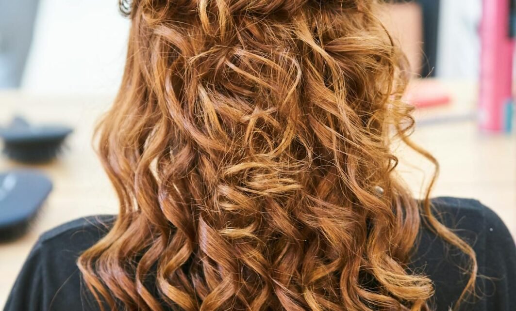 Trattamenti Aggressivi per i Capelli: Rischi per Cute e Salute